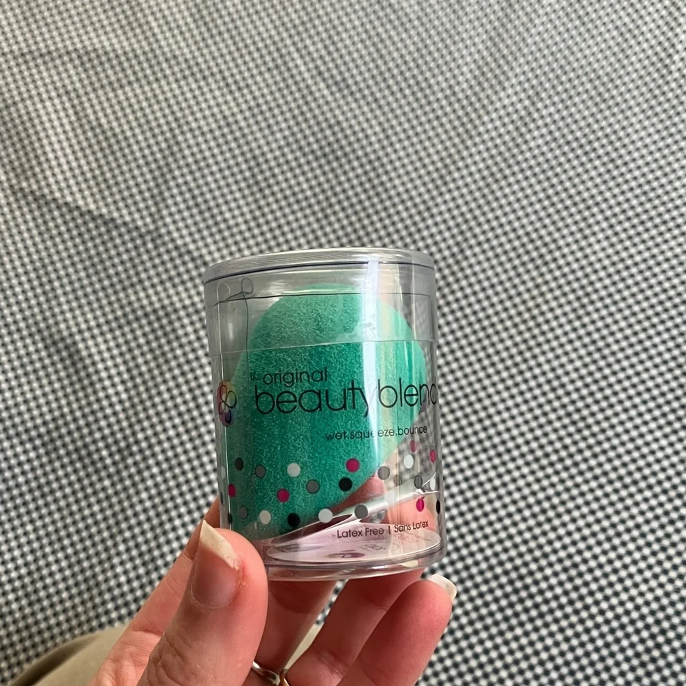 4/$20 NWT BEAUTYBLENDER ORIGINAL Makeup Sponge for Foundations, Powders